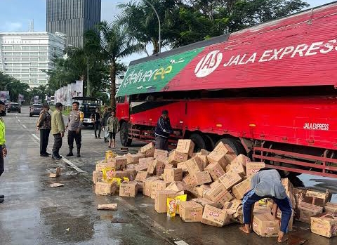 Ratusan Dus Minyak Goreng Tumpah di Pinggir Jalan
