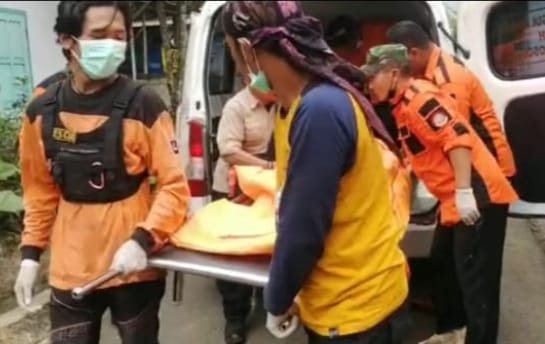 Saat TIM BPBD Wonosobo menurunkan Jenazah dari mobil ambulance ke rumah duka di Dusun Duren Sawit Leksono (dok/Istimewa)
