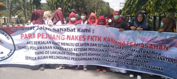Puluhan tenaga nakes sukarela dinas kesehatan Asahan melepas keberangkatan 7 rekannya berjalan kaki menuju ke istana merdeka ( foto/Joko )