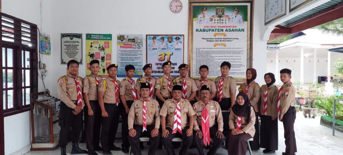 Camat Kota Kisaran Timur Syaiful Pasaribu bersama KaKwaran terpilih Subhi FN serta pengurus Kwartir Ranting ( foto/Joko )