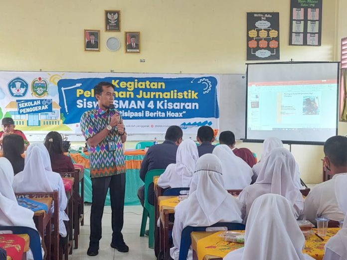 Ketua PWI Kabupaten Asahan Indra Sikumbang hadir sebagai narasumber saat memberikan pemaparan tentang kode etik jurnalistik ( foto/Joko )
