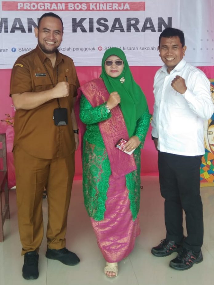 Kepala SMAN 4 Kisaran Esmi Pohan, M,Pd didampingi Kasi SMA Tengku M Husyairi, S,STP dan Ketua Komite DR. Donal Panjaitan ( foto/Joko )