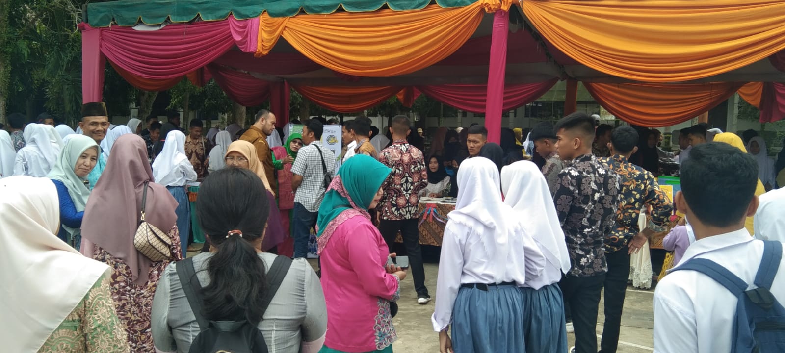Keterangan foto : Tampak antusias siswa siswi serta para orang tua murid dalam acara panen raya projek penguatan profil pelajar Pancasila. ( foto/Joko )