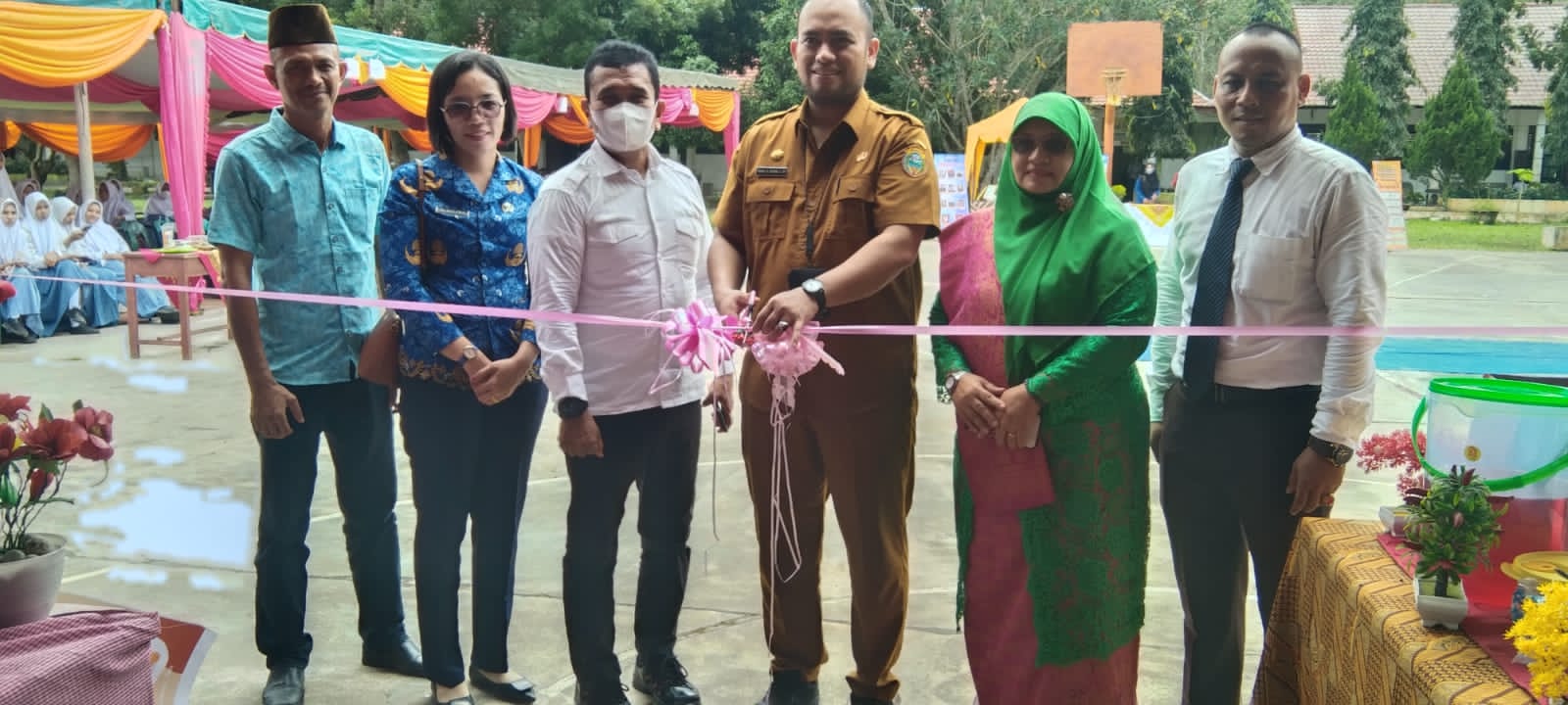 Keterangan foto : Pengguntingan pita tanda dibukanya panen raya projek penguatan profil pelajar Pancasila oleh Kasi SMA Kisaran Tengku M Husyairi, S,STP. ( foto/Joko )