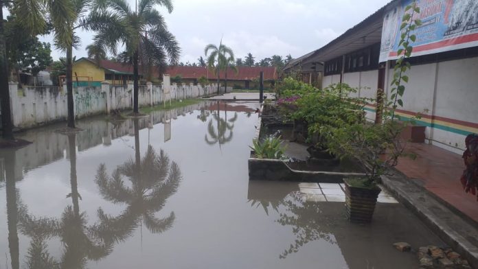 Tampak lokasi halaman sekolah SDN 010035 Simpang Empat yang menjadi langganan banjir setinggi 30 cm lebih ( foto/Joko )