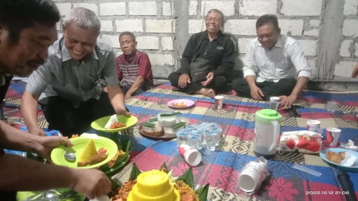 Wakil Ketua bersama Bendahara sedang memotong Tumpeng untuk diberikan kepada Ketua dan Sesepuh, Ikatan Arema Kupang NTT
