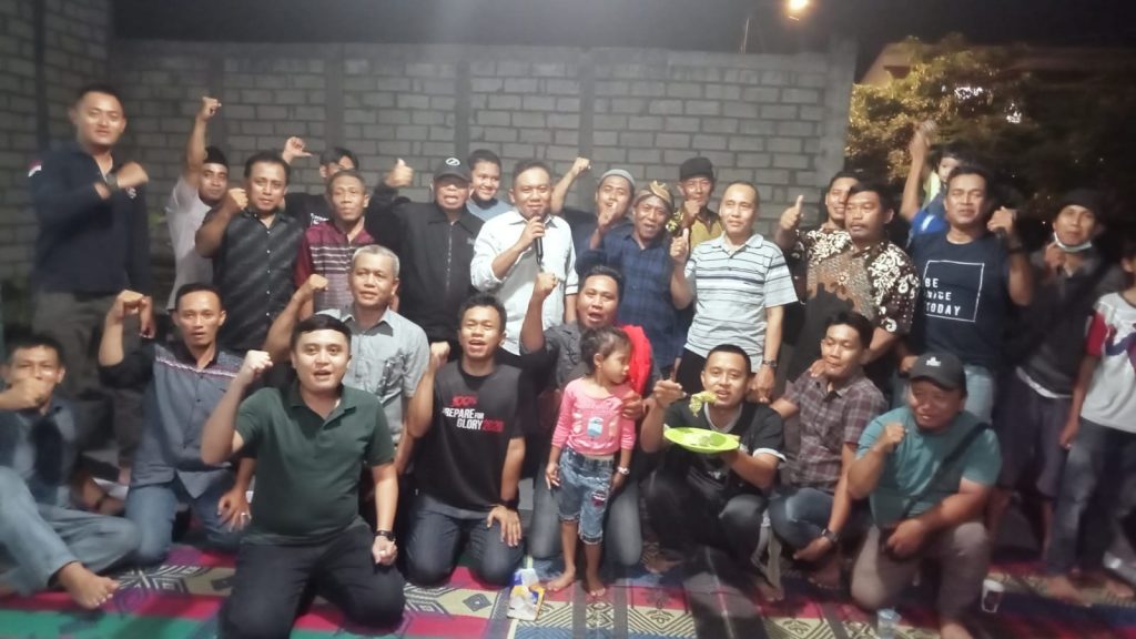 Pengurus dan anggota ikatan Arema Kupang lelaki