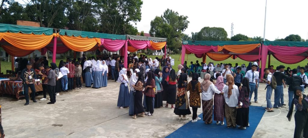 Keterangan foto :  Antusias siswa kelas XII  serta wali murid yang hadir dalam mengikuti kegiatan Career Day ( foto/Joko )