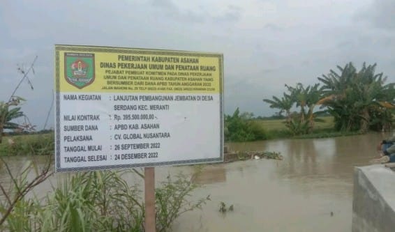 Keterangan foto : Plank proyek lanjutan pembangun jembatan Desa Serdang Kecamatan Meranti ( foto/Joko )