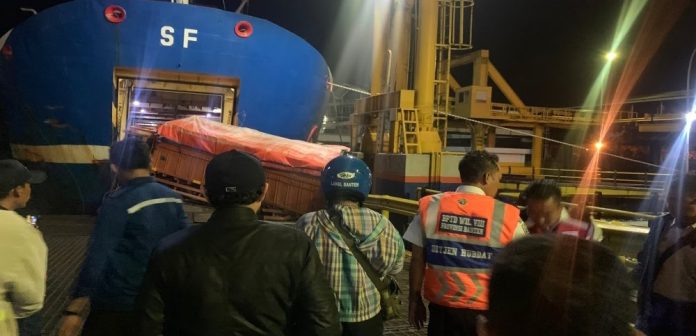 Truk bermuatan semen patah as roda, dan tercebur ke laut