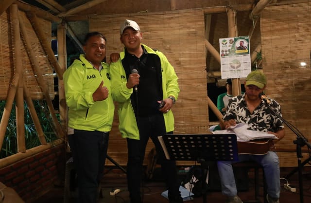 Duet Ketua PW AMK DKI dan Jabar Bawakan Lagu Iwan Fals di Lokasi De' Landing Coffe dan Kitchen Sumedang ( dok/Suhirman)