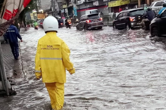 Satgas DPUPR Tanggap Cepat Atasi Banjir Akibat Hujan Lebat di Depok