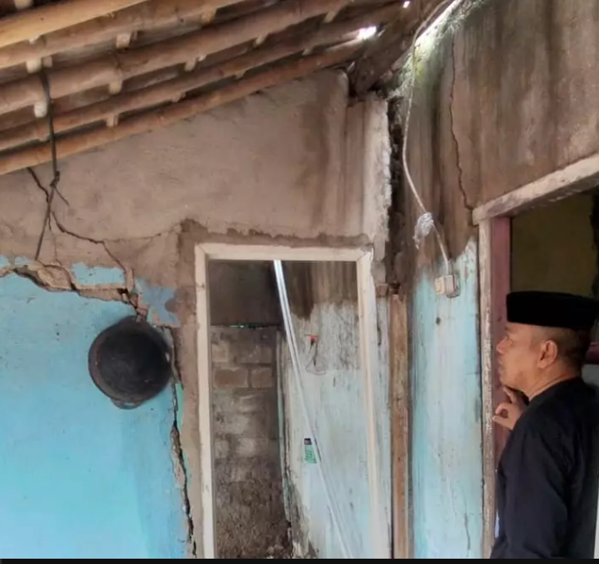 Tinjau Rumah Warga yang Terdampak Longsor, Lurah Depok katakan ini