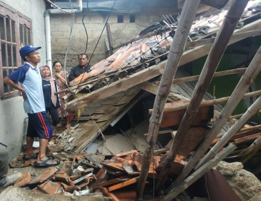 Angin Kencang di Depok Membuat 1 Rumah Roboh, 5 Orang Berhasil Selamat