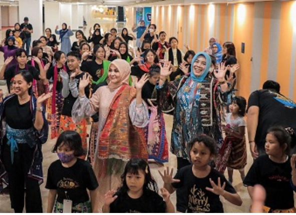 Antusiasme Yantie Rachim dalam Menari Bersama Anak Difabel