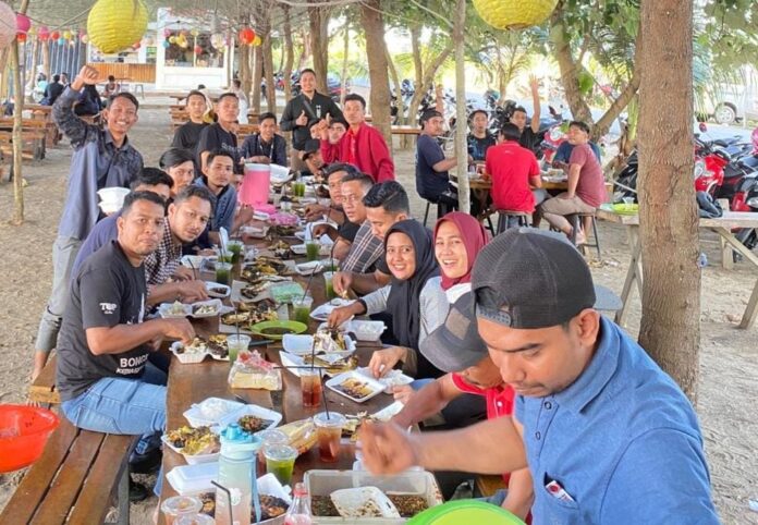 Karyawan J&T Express LSN01 Lhoksukon Gelar Acara Perpisahan di Pantai Bantayan