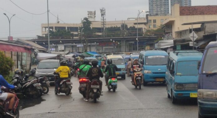 Parkiran Liar dan Pangkalan Angkot Di Jalan Naming D Bothin Bikin Resah dan Membahayakan, Kinerja Dishub Depok Dipertanyakan Warga