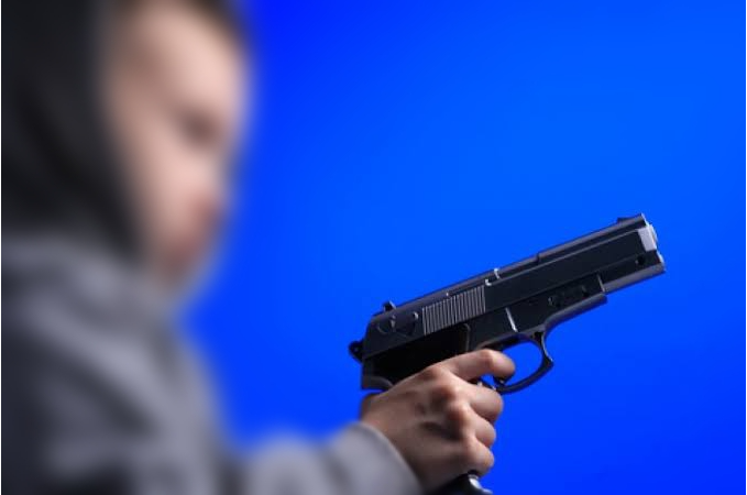 Menembak Kakaknya Menggunakan Pistol