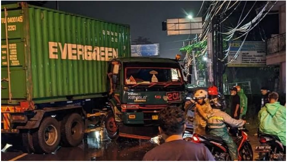 opir Terjepit di Ruang Kemudi Saat Angkot