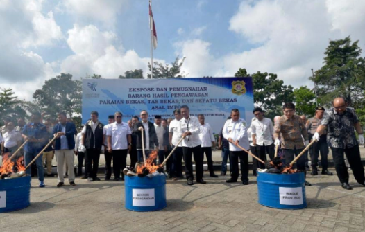 Kementerian Perdagangan Memusnahkan 730 Bal Pakaian Senilai Rp10 Miliar