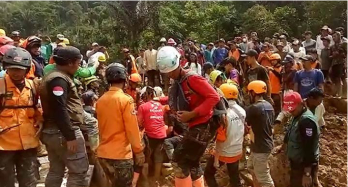 Proses pemcarian korban yang tertimbun longsor