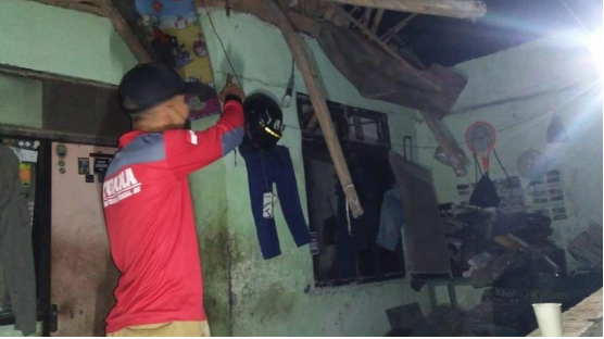Rumah Tidak Layak Huni di Bogor Selatan Ambruk Akibat Guyuran Hujan Deras