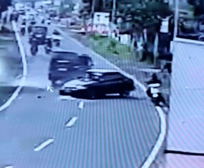 Bertarung di Jalan Nasional Sukabumi-Bogor: Angkot Melawan Sedan