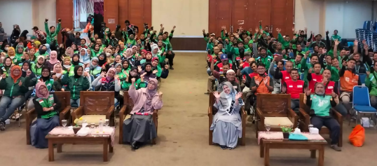 FKH Kota Depok Berbagi Paket Sembako Dengan Pengemudi Ojol Speed Depok Raya