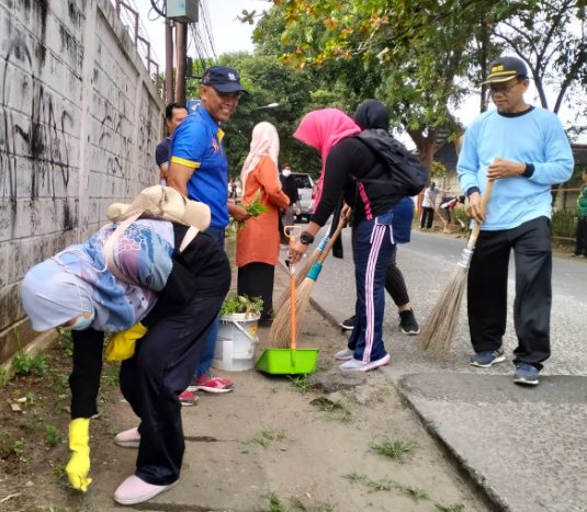 Apresiasi Kekompakan Warga Kelurahan Tugu Dalam Kepedulian Kebersihan Lingkungan, Camat Cimanggis : Derajat Kesehatan Ditentukan Oleh 40% Faktor Lingkungan