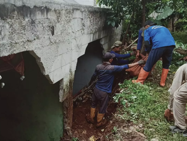 Satgas DPUPR Kota Depok Tangani Longsor Akibat Luapan Kali Cabang Barat di Cipayung Jaya