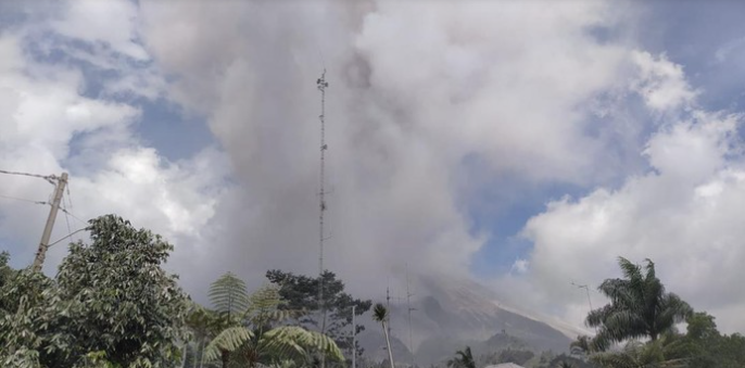 Awan Panas Gunung Merapi Terlihat dari Pos Pengamatan di Magelang
