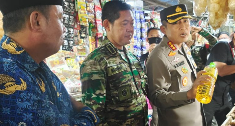 Kapolres Metro Depok dan Pemerintah Kolaborasi Pantau Harga Pangan Jelang Ramadhan 1444H di Pasar Cisalak