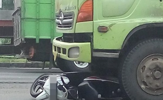 Pengendara Motor Tewas Terlindas Truk Setelah Gagal Menyalip di Jalan Raya Bogor