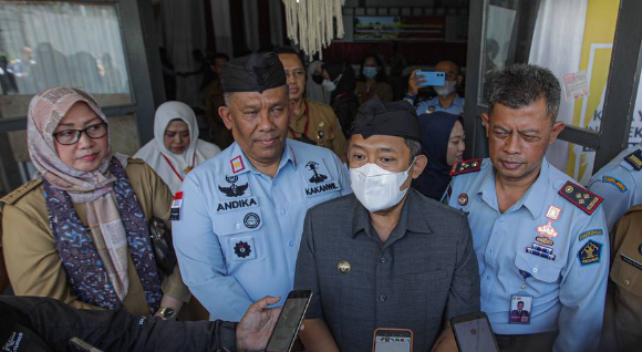 Pemkot Bandung Serahkan KTP Elektronik Kepada Warga Binaan Lapas Banceuy Menjelang Pemilihan Umum