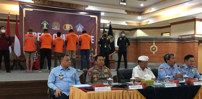 Melanggar Lalu Lintas