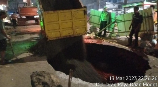 Pengurukan Dilakukan pada Lubang Besar di Jalan Daan Mogot