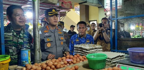 Kodim 0508/Depok dan Polda Metro Depok Kolaborasi Pastikan Stok dan Stabilitas Harga Sembako Ramadhan 1444H di Pasar Cisalak