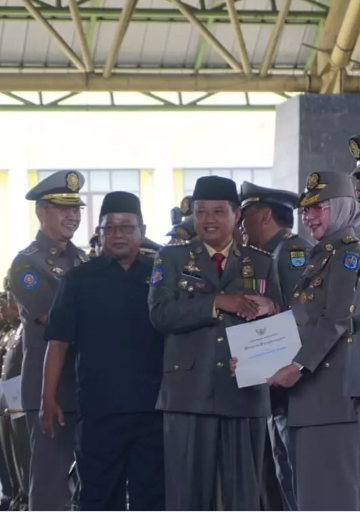 Pemerintah Provinsi Jawa Barat Memberikan Tiga Penghargaan Kepada Satpol PP Depok atas Prestasinya