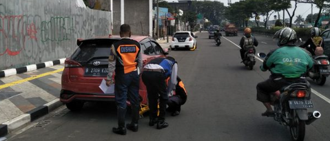 Dishub Kota Depok Kunci 19 Mobil dan Gembosi 75 Motor dalam Penertiban Parkir di Ruang Milik Jalan
