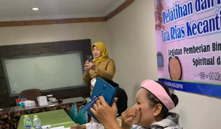 Pelatihan Tata Rias Kecantikan Dinsos Kota Depok Dapat Respon Positif dari Wanita Rawan Sosial Ekonomi