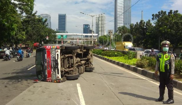13 Ekor Sapi Terlepas Setelah Kecelakaan Truk di Kawasan Niaga Soewarna Bandara Soekarno - Hatta