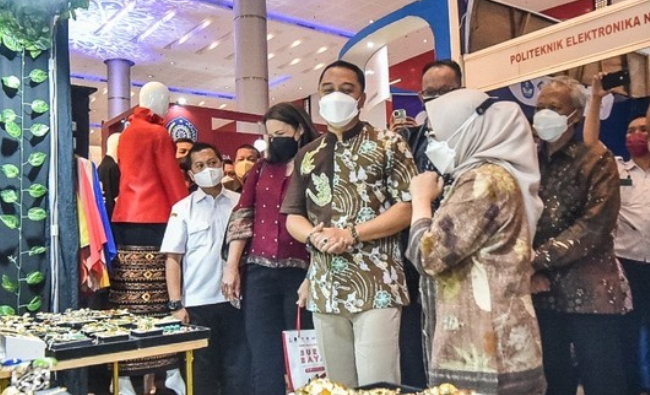 Meningkatkan Ekonomi Lokal Surabaya: Wali Kota Eri Bermitra dengan Desainer untuk Mendorong Penggunaan Produk UMKM oleh ASN dan Masyarakat