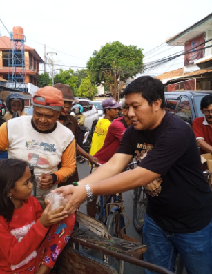 Ganissa Peduli Sosial: Bagi-Bagi Takjil dan Dukung UMKM di Pemalang
