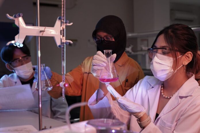 Lirik Ampas Kelapa Jadi Biodiesel, Ini Bukti Komitmen UPER Ciptakan Mahasiswa Berpengalaman Konkret