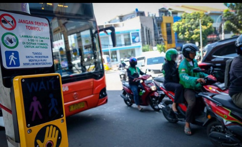 Pejalan Kaki di Pasar Santa