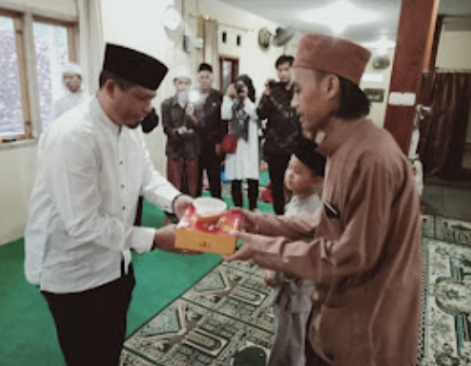 Berbagi Berkah Ramadhan: Sekretaris DPRD Purwakarta, H. Suhandi Berkunjung ke Ponpes Baiturrohman Ciganea