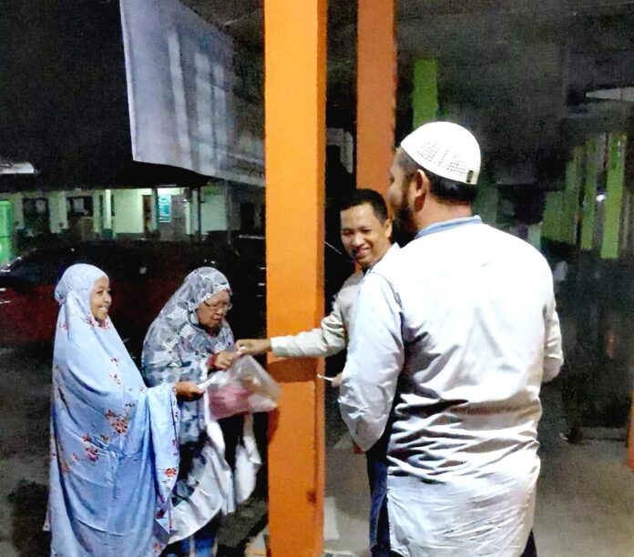 Lazismu Agara Menyebarkan Kebahagiaan kepada Para Ibu Jamaah Sholat Subuh