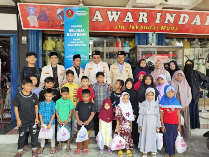 Jelang Lebaran Pemuda Muhammadiyah Sigli Belanjakan Baju Lebaran Untuk 30 Anak Yatim Piatu