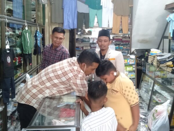 Jelang Lebaran Pemuda Muhammadiyah Sigli Belanjakan Baju Lebaran Untuk 30 Anak Yatim Piatu