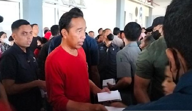 Presiden Jokowi Bagikan THR dan Sembako kepada Pedagang di Pasar Legi Solo